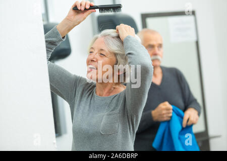 Femme se coiffant Banque D'Images