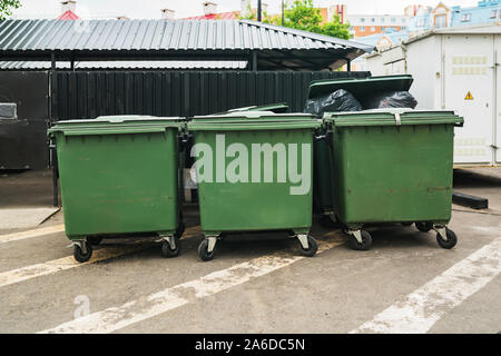 Contenants à déchets verts dans la ville street Banque D'Images