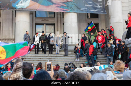 Vancouver, BC, Canada. 25 octobre, 2019. Climat suédois THUNBERG GRETA activiste parle à une foule de milliers de jeunes activistes et leurs partisans Banque D'Images