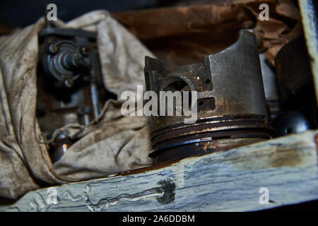 Vieux piston utilisés sur le rack dans le garage en Russie Banque D'Images