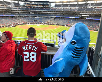 Washington, United States. 25 octobre, 2019. Nationals de Washington fans attendre le début de la partie 3 de la Série mondiale contre les Astros de Houston, au Championnat National Park à Washington, DC le vendredi 25 octobre, 2019. Photo par Kevin Dietsch/UPI UPI : Crédit/Alamy Live News Banque D'Images