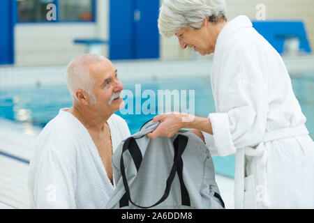 Senior couple by swimming pool Banque D'Images