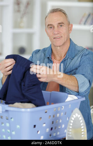 A Man reading instructions de lavage Banque D'Images