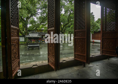 Une étonnante pagode chinoise sur une journée au début de l'hiver autour du magnifique lac de l'ouest de Hangzhou, cet endroit étonnant est superbe toute l'année. Banque D'Images