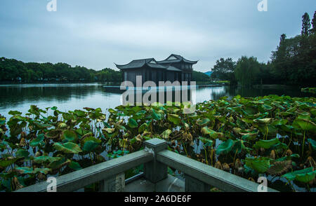 Un jour au début de l'hiver autour du magnifique lac de l'ouest de Hangzhou, cet endroit étonnant est superbe toute l'année. Banque D'Images