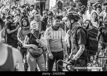 Santiago de Chile Chili LE 23/10/2019 personnes protestent contre la foule à Santiago du Chili, rues de la Plaza de Italia pendant les dernières émeutes de protestations au Chili Banque D'Images