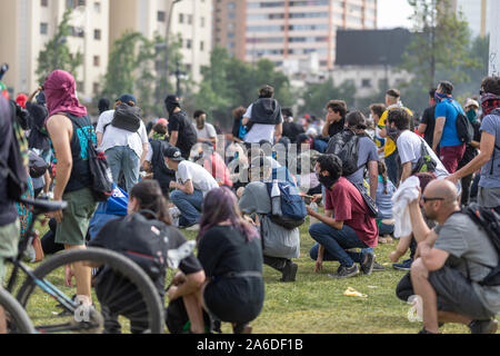 Santiago de Chile Chili 23/10/2019 Protéger les gens de coups de feu de l'armée et la police à la foule à Santiago du Chili rue Plaza de Italia Banque D'Images