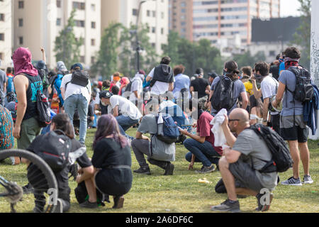 Santiago de Chile Chili 23/10/2019 Protéger les gens de coups de feu de l'armée et la police à la foule à Santiago du Chili rue Plaza de Italia Banque D'Images