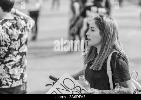 Santiago de Chile Chili 23/10/2019 Les ennemis de gouvernement chilien Personnes manifestants ''perturbateurs'' à Santiago du Chili lors d'émeutes dans les rues Banque D'Images