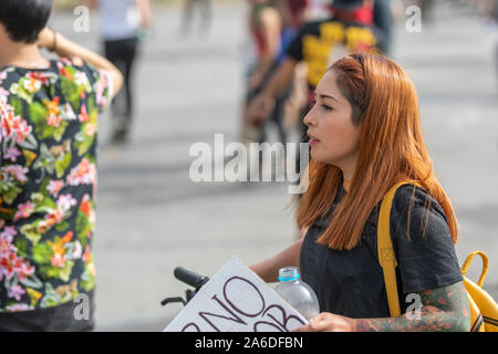 Santiago de Chile Chili 23/10/2019 Les ennemis de gouvernement chilien Personnes manifestants ''perturbateurs'' à Santiago du Chili lors d'émeutes dans les rues Banque D'Images