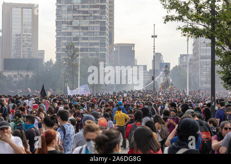 Santiago de Chile Chili LE 23/10/2019 personnes protestent contre la foule à Santiago du Chili, rues de la Plaza de Italia pendant les dernières émeutes de protestations au Chili Banque D'Images