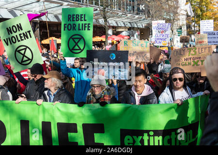 Vancouver, BC, Canada. 25 octobre, 2019. Les militants de l'environnement inscrivez-vous un climat aux côtés mars activiste suédoise Greta Thunberg, au centre-ville de Vancouver, d Banque D'Images