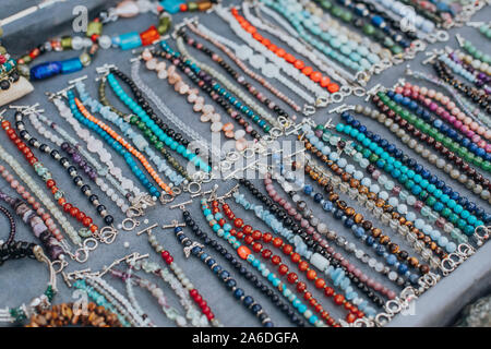 Ensemble de bijoux matière naturelle bracelets et colliers sur le marché afficher Banque D'Images