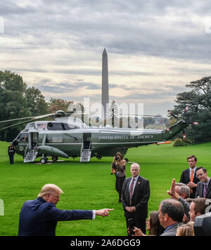 Washington, District de Columbia, Etats-Unis. 25 octobre, 2019. Le président DONALD TRUMP parle à la presse avant son départ de la Maison Blanche. Trump président va jusqu'à la Caroline du Sud. Crédit : Alex Wroblewski/CNP/ZUMA/Alamy Fil Live News Banque D'Images