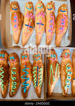 GUAGUA DE PAN - Pain garçon en langue espagnole - Groupe de pains décorés de lignes de couleur à l'intérieur d'une boîte en carton. Banque D'Images