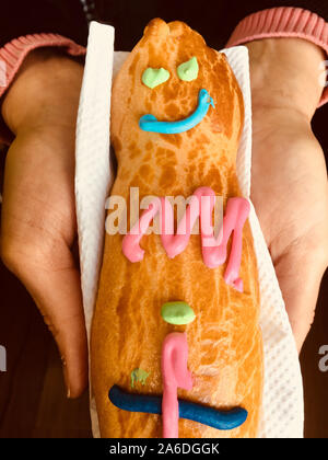 GUAGUA DE PAN - Pain garçon en langue espagnole - Gros plan sur les mains d'une femme tenant un pain sur une serviette. Banque D'Images