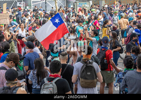 Santiago de Chile Chili LE 23/10/2019 personnes protestent contre la foule à Santiago du Chili, rues de la Plaza de Italia pendant les dernières émeutes de protestations au Chili Banque D'Images