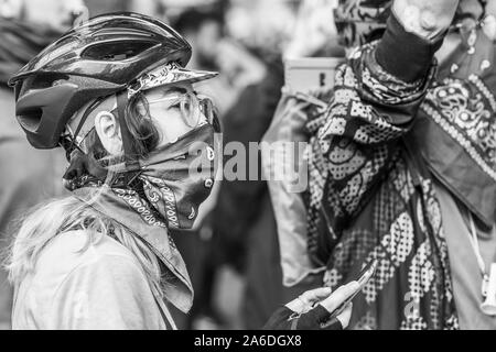 Santiago de Chile Chili 23/10/2019 Les ennemis de gouvernement chilien Personnes manifestants ''perturbateurs'' à Santiago du Chili lors d'émeutes dans les rues Banque D'Images