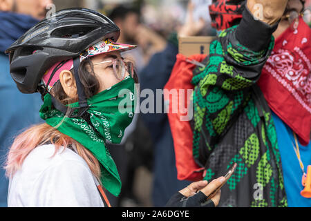 Santiago de Chile Chili 23/10/2019 Les ennemis de gouvernement chilien Personnes manifestants ''perturbateurs'' à Santiago du Chili lors d'émeutes dans les rues Banque D'Images