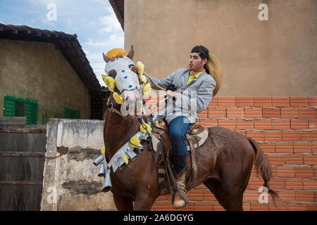 Pirenopolis, Goias, Brésil - 15 mai 2016 : Reveler wearing cowboy costume monté sur son cheval décoré pendant la Cavalcades Pirenopolis Banque D'Images