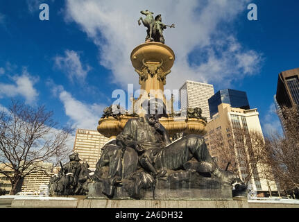 Le prospecteur est l'une des trois figures de bronze autour de la base de la 1911 beaux-arts Pioneer Monument, une imposante fontaine qui est couronnée d'une sculpture du célèbre pionnier américain à cheval de Kit Carson dans le centre-ville de Denver, capitale du Colorado, USA. Pas vu sont les Hunter et la mère Pioneer, les deux autres figures créé par le sculpteur Frederick MacMonnies pour honorer ceux qui ont aidé à établir que l'état de l'Ouest. Un peu de neige reste sur l'impressionnant artwork sur cette journée ensoleillée en hiver, lorsque l'eau est coupée pour la saison. Banque D'Images