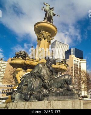 Le prospecteur est l'une des trois figures de bronze autour de la base de la 1911 beaux-arts Pioneer Monument, une imposante fontaine qui est couronnée d'une sculpture du célèbre pionnier américain à cheval de Kit Carson dans le centre-ville de Denver, capitale du Colorado, USA. Pas vu sont les Hunter et la mère Pioneer, les deux autres figures créé par le sculpteur Frederick MacMonnies pour honorer ceux qui ont aidé à établir que l'état de l'Ouest. Un peu de neige reste sur l'impressionnant artwork sur cette journée ensoleillée en hiver, lorsque l'eau est coupée pour la saison. Banque D'Images
