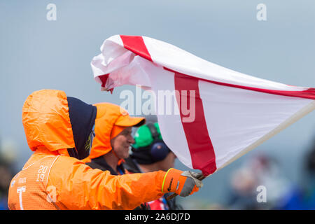 26 octobre 2019 ; Grand Prix de Phillip Island, l'île de Phillip Island, Victoria, Australie ; Moto GP d'Australie, jour de qualification ; des fonctionnaires le temps humide de l'onde d'un drapeau lors d'un pluvieux et venteux libres 3 - usage éditorial Banque D'Images