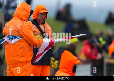 26 octobre 2019 ; Grand Prix de Phillip Island, l'île de Phillip Island, Victoria, Australie ; Moto GP d'Australie, jour de qualification ; des hauts fonctionnaires avec le temps humide d'un drapeau lors d'un pluvieux et venteux libres 3 - usage éditorial Banque D'Images