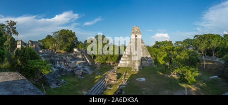 Temple I, ou Temple du Grand Jaguar, avec l'Acropole Nord à gauche dans le parc national de Tikal, Guatemala. Site du patrimoine mondial de l'UNESCO. Banque D'Images