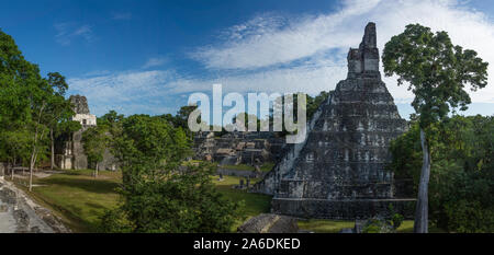 Temple I, ou Temple du Grand Jaguar à droite. Temple II est sur la gauche avec l'Acropole Nord derrière. Parc national de Tikal, Guatemala. Banque D'Images