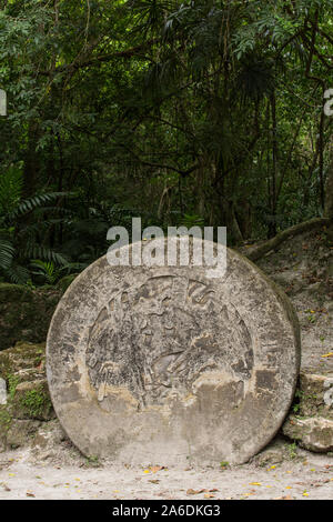 Autel de la sculpture sur pierre 5 montre deux hommes portant le rituel élaboré robe pour la célébration d'une cérémonie importante. Parc national de Tikal, Guatemala. Banque D'Images