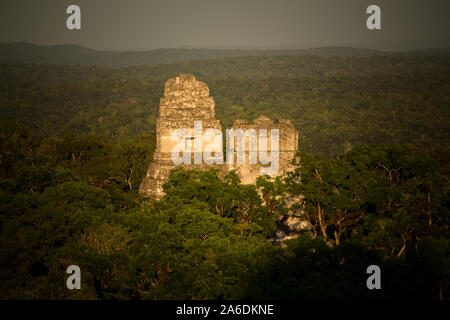 Voir au coucher du soleil de temples I et II de Temple IV dans le site archéologique maya de parc national de Tikal, Guatemala. Banque D'Images