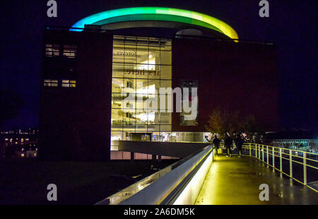 Vue de la nuit de l'extérieur de la Musée AROS avec sa galerie en verre de couleur au sommet de l'édifice. Banque D'Images