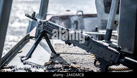 Mer de Chine orientale (oct. 22, 2019) La fumée monte d'une mitrailleuse M240 au cours d'un exercice de tir de tir réel à bord de la classe Arleigh Burke destroyer lance-missiles USS Milius (DDG 69). Milius est en cours d'opérations menées dans la région Indopacifique pendant leur affectation à l'Escadron de destroyers de destroyers (15), la plus grande de la marine de l'avant-déployés de destroyers et de la 7ème Flotte américaine surface principale de travail. (U.S. Photo par marine Spécialiste de la communication de masse 2e classe Taylor DiMartino) Banque D'Images