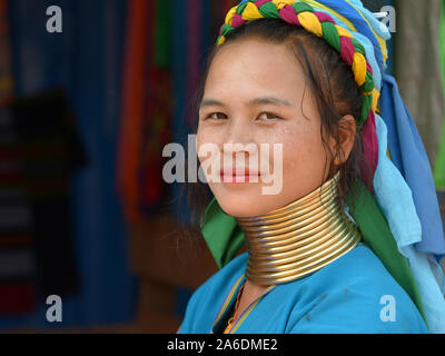 Jeune femme Kayan de Myanmar Lahwi baidjan ("femme girafe") avec la tribu Padaung poli laiton bagues de col/bobines pose à l'appareil photo. Banque D'Images