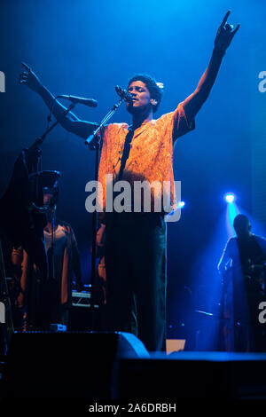 Londres, Royaume-Uni. 25 octobre, 2019. Glen Cook assiste à la notion Magazine et Gin Bulldog, qui célèbre 85 années de 15 questions et la musique à Troxy à Londres. Credit : SOPA/Alamy Images Limited Live News Banque D'Images