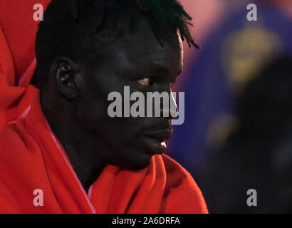 Malaga, Espagne. 26Th Oct, 2019. Un migrant sub-saharienne, qui a été sauvé d'un canot à la mer Méditerranée donne après son arrivée au Port de Malaga.un patrouilleur français Frontex a secouru 63 migrants à bord d'un bateau gonflable qui traversent la mer d'Alboran et ils ont été transférés à un bateau de sauvetage maritime de l'Espagne. Au moins plus de 200 migrants ont été secourus au cours des heures essayant de franchir des côtes espagnoles dans cinq dériveurs. Credit : SOPA/Alamy Images Limited Live News Banque D'Images