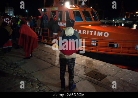 Malaga, Espagne. 26Th Oct, 2019. Migrants subsahariens une femme et son enfant, qui ont été sauvés d'un canot à la mer Méditerranée attendre après leur arrivée au Port de Malaga.un patrouilleur français Frontex a secouru 63 migrants à bord d'un bateau gonflable qui traversent la mer d'Alboran et ils ont été transférés à un bateau de sauvetage maritime de l'Espagne. Au moins plus de 200 migrants ont été secourus au cours des heures essayant de franchir des côtes espagnoles dans cinq dériveurs. Credit : SOPA/Alamy Images Limited Live News Banque D'Images