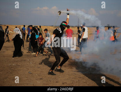 Gaza, la Palestine. 25 octobre, 2019. Un manifestant palestinien utilise une fronde de rejeter une bombe à gaz les forces de sécurité israéliennes au cours d'une manifestation anti-Israël, appelant à mettre fin à des années de siège sur la frontière Israel-Gaza au sud de Gaza. Credit : SOPA/Alamy Images Limited Live News Banque D'Images