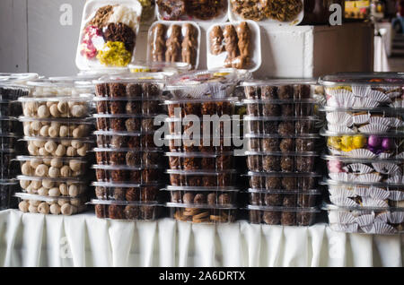 Assortiment de bonbons colombien. Ils sont faits avec une variété d'ingrédients comme la noix de coco râpée, le lait, le sucre de canne et d'autres dans des combinaisons différentes Banque D'Images