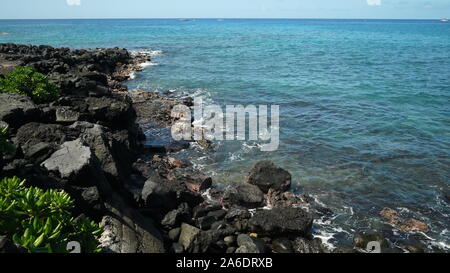 La formation de la roche de lave à côté du littoral de l'océan Pacifique bleu clair vers la ligne d'horizon Banque D'Images