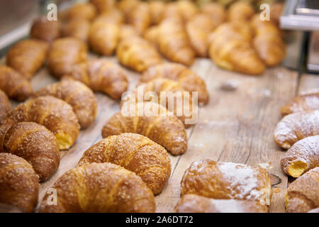 Bon nombre de croissants. Petites pâtisseries se situent sur la vitrine dans le café. Petits pains et bagels dans le magasin. Banque D'Images