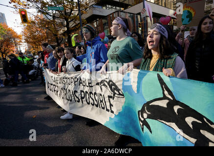 Vancouver, Canada. 25 octobre, 2019. Mars les gens le long des rues pendant le rassemblement à Vancouver, Canada, le 25 octobre 2019. Environ 15 000 personnes au centre-ville de Vancouver à exhorter le gouvernement à prendre des mesures dans la lutte pour le changement climatique. Credit : Liang Sen/Xinhua/Alamy Live News Banque D'Images