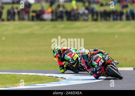 26 octobre 2019 ; Grand Prix de Phillip Island, l'île de Phillip Island, Victoria, Australie ; Moto GP d'Australie, jour de qualification ; Andrea Iannone, Aleix Espargaro lors des essais libres 4 - usage éditorial Banque D'Images