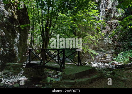 L'été à pied dans le dédale des Balkans Teteven avec des pics élevés, rivière, pont et la mousse falaise abrupte, Stara Planina, Bulgarie Banque D'Images