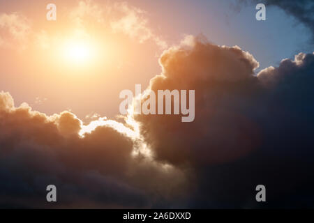 Ciel dramatique avec des nuages de pluie et soleil Banque D'Images