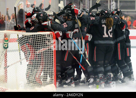 Columbus, Ohio, USA. 25 octobre, 2019. L'Ohio State Buckeyes célèbrent leur victoire 4-3 sur le Minnesota à Columbus, Ohio. Brent Clark/CSM/Alamy Live News Banque D'Images