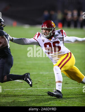 25 octobre 2019 : Le joueur de ligne défensive USC Trojans Caleb Tremblay (96) tente de s'attaquer à Colorado Buffaloes wide receiver K.D. Nixon (3) dans la première moitié du match entre le Colorado et l'USC à Folsom Field à Boulder, CO. USC se rallièrent à gagner 35-31. Derek Regensburger/CSM. Banque D'Images