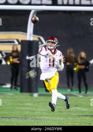 25 octobre 2019 : USC Trojans quarterback Kedon Slovis (9) lofts un lancer dans la première moitié du match entre le Colorado et l'USC à Folsom Field à Boulder, CO. USC se rallièrent à gagner 35-31. Derek Regensburger/CSM. Banque D'Images