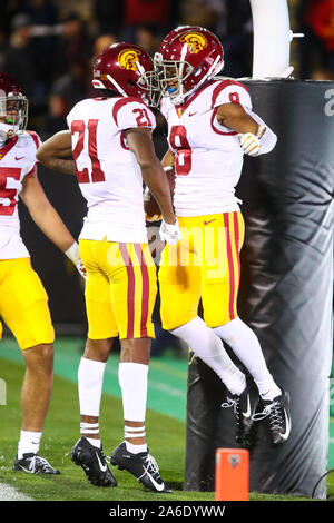 25 octobre 2019 : USC Trojans Amon-Ra wide receiver St. Brown (8) célèbre son coéquipier avec touchdown de wide receiver USC Trojans Tyler Vaughns (21) dans la première moitié du match entre le Colorado et l'USC à Folsom Field à Boulder, CO. USC se rallièrent à gagner 35-31. Derek Regensburger/CSM. Banque D'Images